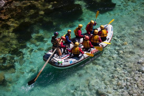 La imagen tiene un atributo ALT vacío; su nombre de archivo es bovec-rafting-team.jpg